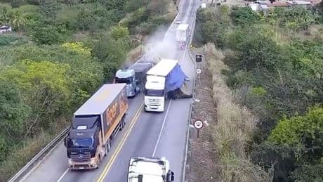 Horrorunfall auf Brücke  - Als der Laster kommt, beginnt das Chaos