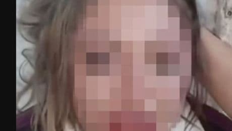 Genç kadını darp edip video çektiler