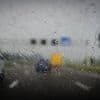 Olie, rubberdeeltjes en regenbui maken wegen even spekglad