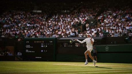 Sinner-Djokovic, a che ora giocano? Dove vedere in tv e streaming la semifinale di Wimbledon. Il gomito di Jannik, la caduta di Nole: come stanno?