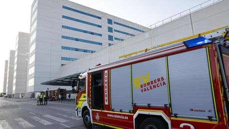 Muere una paciente tras un incendio intencionado en la planta de psiquiatría del Hospital La Fe de Valencia