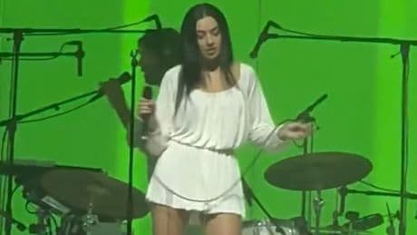 We love green: comment Charli XCX a surpris le public du festival