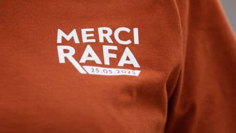 « Des gens profitent de l’occasion pour se faire de l’argent » : les tee-shirts distribués à Roland-Garros pour l’hommage à Rafael Nadal se revendent à prix d’or en ligne