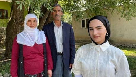 YKS sonrası kızını çiçeklerle karşılamıştı! Çimen, aldığı puan ile babasını gururlandırdı