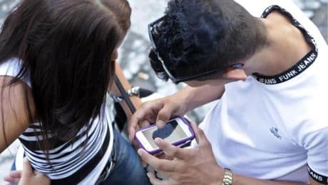 España pedirá a la UE controlar la edad de los menores en redes sociales con la tecnología para vetar su acceso al porno