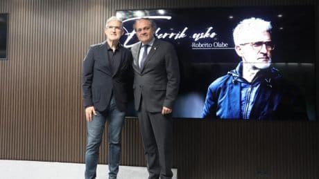 La imposición de la insignia de oro y brillantes a Roberto Olabe, en imágenes