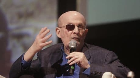 El hombre que apuñaló al escritor Salman Rushdie en un evento literario, condenado a 25 años de cárcel