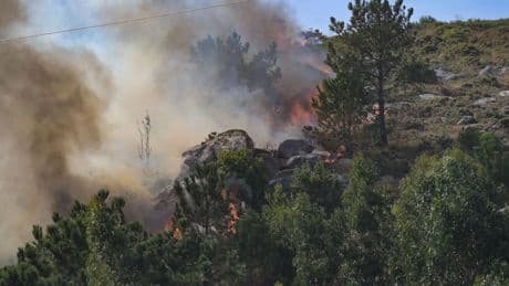 Galicia califica de "atentado" el incendio de Ponteceso y pide ayuda a la UME para poder extinguirlo
