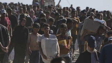 L'assalto e gli spari in aria: Gaza nel caos per la consegna degli aiuti. Accuse tra Israele e ONU