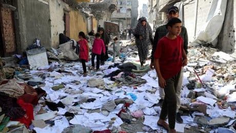 En direct, guerre à Gaza : cinq personnes tuées au cours d’une nouvelle frappe israélienne dans la bande de Gaza, annonce la défense civile palestinienne