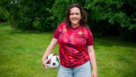 Fernsehen: Schauspielerin Schalow: Männerfußball ist "manchmal Theater"