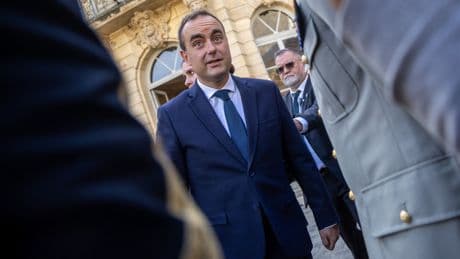 Lecornu retira la supresión de los dos festivos en Francia y tiende la mano a la izquierda