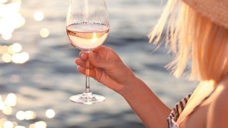 Sí, el tinto también se puede tomar frío: doce vinos de verano para meter en la cubitera