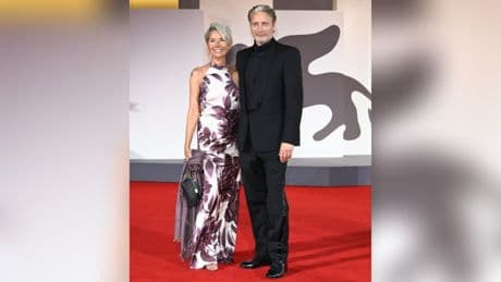 Stilvoller Auftritt in Venedig: Mads Mikkelsen mit Ehefrau auf dem Red Carpet