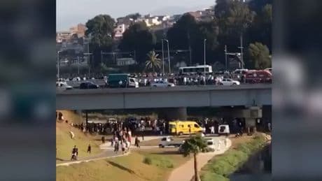 18 Tote  - Bus stürzt von Brücke in den Fluss