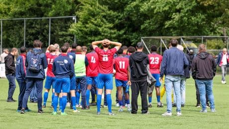 Vader JOS W-trainer in kritieke toestand naar ziekenhuis tijdens duel: ’Niemand weet hoelang hij daar lag’