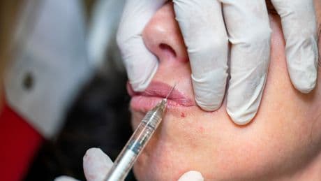 Déserts médicaux : l'épineuse question de l'encadrement de la médecine esthétique pratiquée par les médecins généralistes