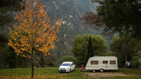 Cinco consejos si estás pensando conducir una caravana durante este verano