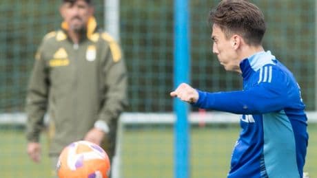 Luka Ilic y Horatiu Moldovan ya entrenan con el Real Oviedo