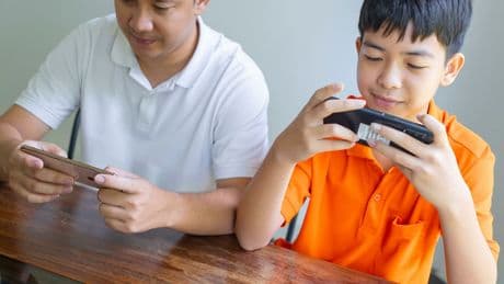 Immer mehr japanische Kinder betroffen - Smartphones lösen Augen-Krankheit aus
