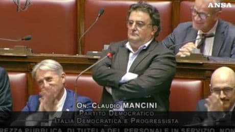 In silenzio e impalato per 8 minuti. La sceneggiata del dem contro il dl Sicurezza