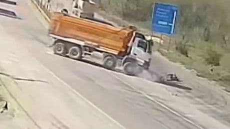 Malatya'da kamyona çarpan motosikletin sürücüsü öldü