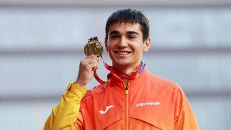 Ander Garaiar se cuelga el oro más deseado después de entrenar en un carril bici y cambiar su hoja de ruta por una lesión