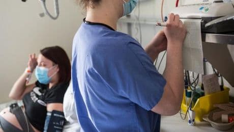 Vagues de chaleur : pourquoi les femmes enceintes sont particulièrement à risque de complications