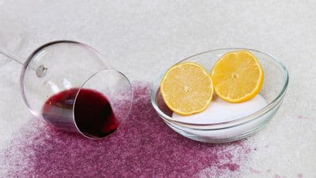 Hartnäckiges Getränk: Rotwein verschüttet? Warum Sie die Flecken sofort behandeln müssen