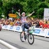 Ferme opsteker voor Alpecin-Deceuninck: sprinter Kaden Groves rijdt solo naar ritzege in Pontarlier