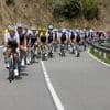 Drie Nederlanders in grote groep achter kloplopers, peloton laat het volledig lopen