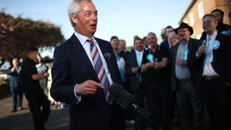 El líder de la ultraderecha británica, Nigel Farage, apunta a Downing Street