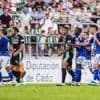Rudelbildung, Rote Karten, Faustschläge: Real Betis und Como 1907 verwandeln Testspiel in „ein regelrechtes Gemetzel“