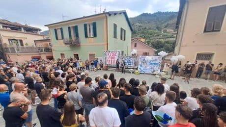 Soldano, l’addio laico a Samuele Privitera: folla nel borgo per ricordare la promessa del ciclismo | Foto | Video