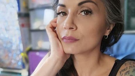 Scopre di avere la sclerosi dopo un incidente, Sara Carturan: «Voglio dipingere tutti giorni, anche con i piedi»