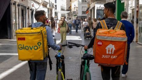 Just Eat carga contra Glovo en el juicio de los repartidores de comida: “Han erosionado los márgenes de toda la industria”