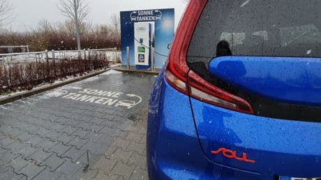 Strom bis zu 61% teurer: Wie E-Autofahrer bei Aldi, Jet & Co. abgezockt werden