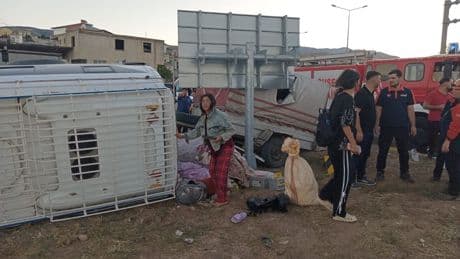 Tarım işçilerini taşıyan minibüs, otomobille çarpıştı: 20 işçi yaralandı
