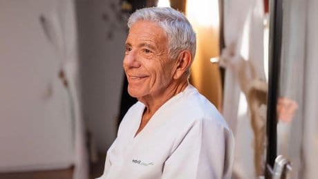 Eduard Estivill, 76 años, médico del sueño: “Dormir con calcetines puede ayudarte a conciliar el sueño más rápido, pero al cabo de un rato te los quitarás, ya que el cuerpo regulará el exceso de calor”