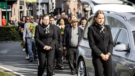 Tientallen herdenken doodgeschoten Joeweela (39) tijdens rouwstoet