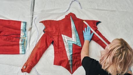 David Bowie vuelve a Londres convertido en museo: 90.000 piezas para santificar a Ziggy Stardust