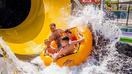 Los españoles ya ganaron la batalla por meter comida en los cines: ahora ha empezado la guerra por los parques de atracciones
