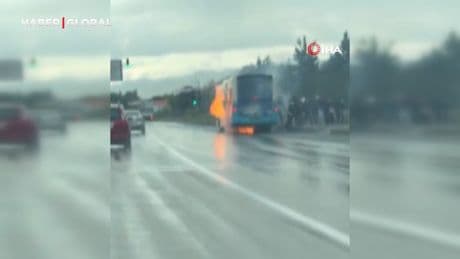 Otobüs bir anda alev aldı, yolcular panikle kaçtı