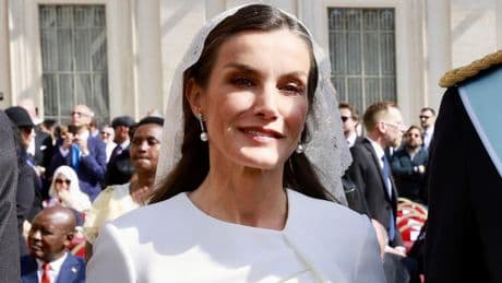 Hablamos con la firma de la mantilla de Letizia: la historia del accesorio con el que ha triunfado en el Vaticano