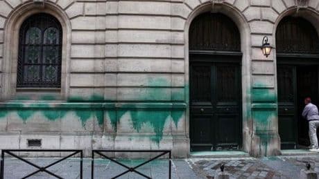 A Paris, le Mémorial de la Shoah et deux synagogues visés par des jets de peinture verte dans la nuit