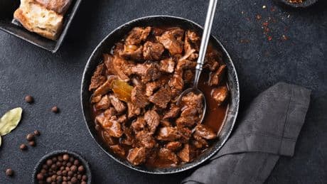 El secreto de los restaurantes asiáticos para hacer una carne muy tierna: fácil de hacer y barato