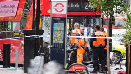 Varios heridos cuando un autobús rojo invadió una acera en el centro de Londres