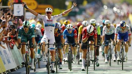 Tour de France : Van der Poel repris sur le fil, Merlier s’impose au sprint à Châteauroux