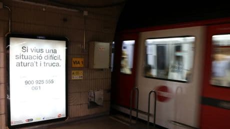 Carteles en las estaciones del Metro de Barcelona para prevenir suicidios: registra 31 muertes desde 2021