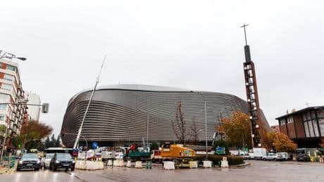 El Bernabéu, una reforma y mil problemas